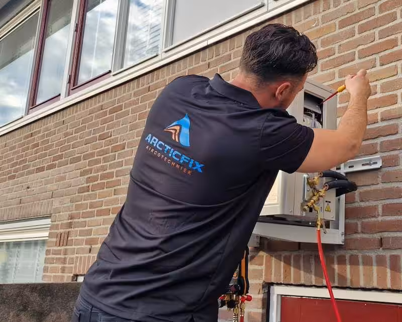 Arcticfix monteur installeert airco buitenunit in Nijmegen