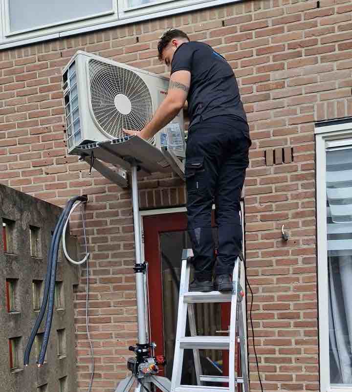 ArcticFix monteur installeert buitenunit van airco in Arnhem