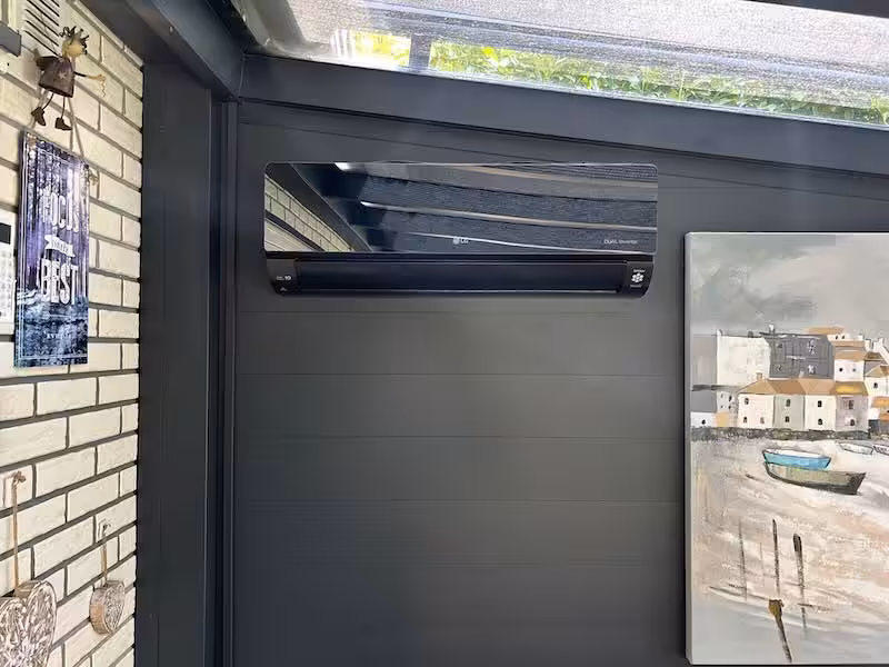 Arcticfix monteur installeert airco bij woning in Barneveld